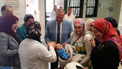 بالورود والبالونات.. وكيل صحة الدقهلية يطلق حملة التطعيم ضد شلل الأطفال | صور