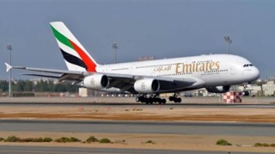 بسبب وفاة راكبة.. هبوط طائرة إماراتية اضطراريا بمطار القاهرة