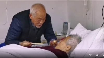 فيديو مؤثر لمسن مصاب بكورونا يرعى زوجته المريضة بنفس الفيروس