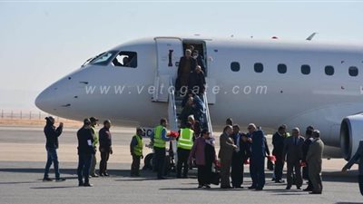محافظ الوادي الجديد يدشن أولى رحلات الطيران الإضافية | صور