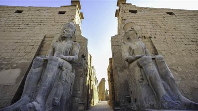 إعادة تركيب تمثالين لرمسيس الثاني بالهيئة الأوزيرية بالواجهة الغربية لمعبد الأقصر