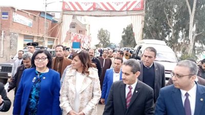 وزيرة الهجرة ومحافظ الغربية يتفقدان مصانع وشركات الدهانات