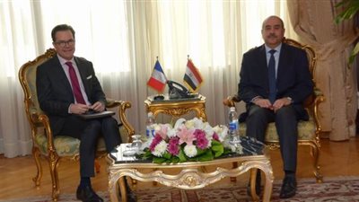 وزير الطيران المدني يبحث تطوير صناعة النقل الجوي مع سفير فرنسا بالقاهرة