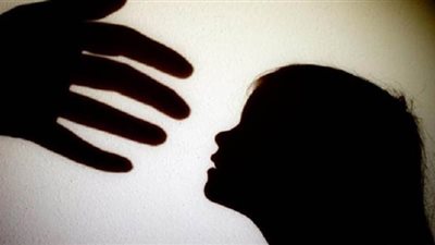 أب يتهم زوجته بتعذيب طفلتهما بالقليوبية | صور