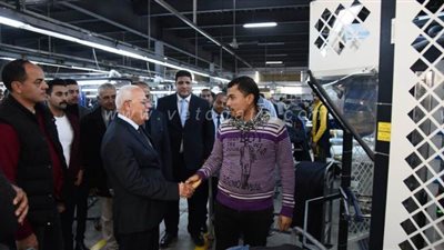 محافظ بورسعيد يتفقد مصانع آكاى للملابس الجاهزة بالمنطقة الصناعية | صور
