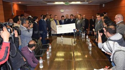 وزير الرياضة يسلم المعهد القومي للأورام 5 ملايين جنيه عوائد ماراثون زايد الخيري | صور