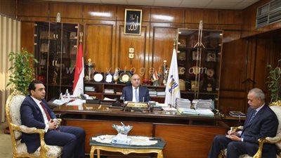 محافظ قنا يستعرض المشروعات الخدمية بقريتي الحاج سلام والدهسة | صور