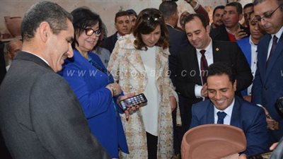 وزيرة الهجرة ومحافظ الغربية يتفقدان معارض الأثاث بقرية كتامة بالغربية