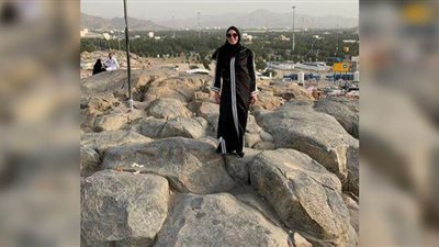 نيرمين الفقي تنشر صورا من جبل الرحمة خلال تأديتها مناسك العمرة