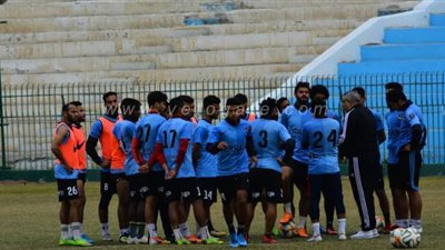 خالد عيد يجتمع بلاعبي المحلة قبل مباراة دكرنس | صور