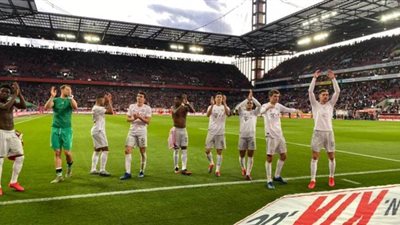 بايرن يسحق كولن برباعية في الدوري الألماني