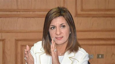 وزيرة الهجرة ترد على صورة 