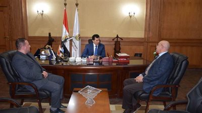 وزير الرياضة يلتقي رئيس المصري لحل أزمة ملعب مباراة نهضة بركان