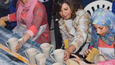 وزيرة الهجرة تشارك فتيات قرية الفرستق بالغربية صناعة الخزف والصيني
