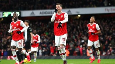 أوزيل يتخلص من لعنة عدم التهديف بعد 301 يوم