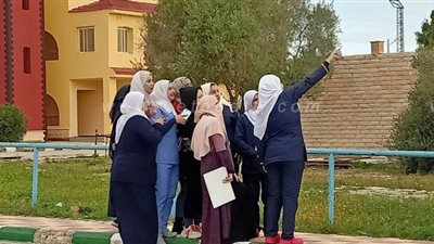 التقاط صور تذكارية للطاقم الطبي فرحا بانتهاء مدة الحجر الصحي