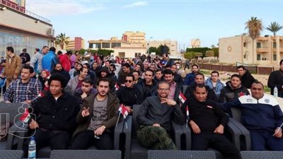 المصريون العائدون من الصين يرفعون أعلام مصر داخل الحجر الصحي بمطروح قبل المغادرة