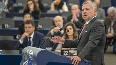 الملك الأردني ونجله يشاركان في حملة تنظيف خليج العقبة