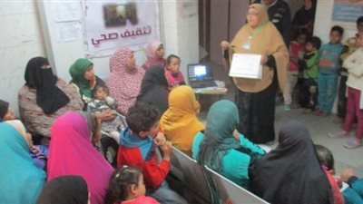 تضمنت ندوة عن كورونا.. قافلة طبية تفحص 1141 حالة مجانا ببني سويف | صور