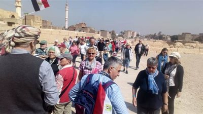 20 صورة ترصد الأفواج السياحية لزيارة المناطق الأثرية بعرابة أبيدوس في سوهاج