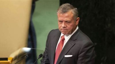 برفقة ابنه.. عاهل الأردن ينظف مياه الخليج من النفايات | فيديو