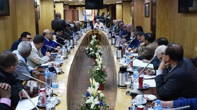 محافظ أسوان يطالب النواب بتذليل عقبات تنفيذ مشروعات الكباري