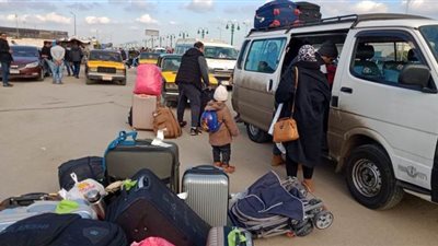 ١٣ صورة ترصد فرحة العائدين من الصين لذويهم في الإسكندرية