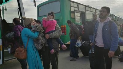 بين الرياضة والغذاء.. عائد من الصين يروي تفاصيل يومه في الحجر الصحي | فيديو