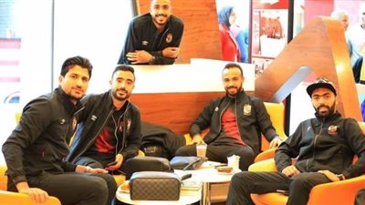 بعثة الأهلي تصل إلى مطار أبو ظبي لخوض لقاء السوبر