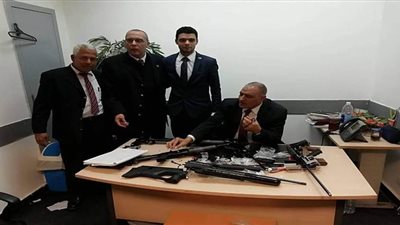 ضبط محاولة تهريب 6 بنادق داخل حقائب راكب بمطار القاهرة | صور