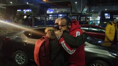 لحظة بكاء شاب مصري عائد من ووهان بعد وصوله ميدان عبد المنعم رياض | فيديو