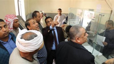 نائب محافظ قنا يطالب بتحديد مواعيد للرد على طلبات المواطنين|صور