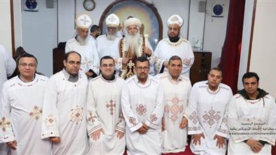 أسقف طما يجهز 7 شمامسة للكهنوت