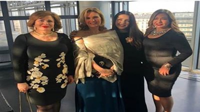 ليلى علوي تهنئ يسرا على التكريم: 