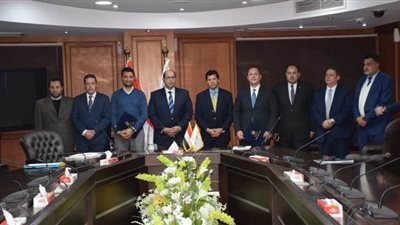 وزير الرياضة يجتمع مع رئيس اتحاد السباحة