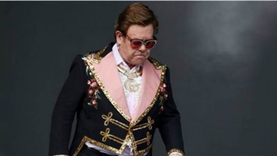 إلتون جون يبكي علي المسرح في حفله الأخير | فيديو