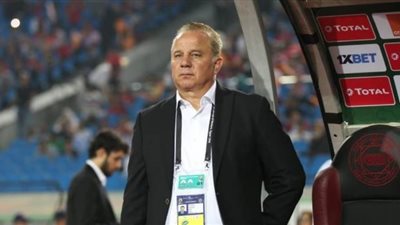 شوقي غريب يحضر عزاء والدة علاء نبيل