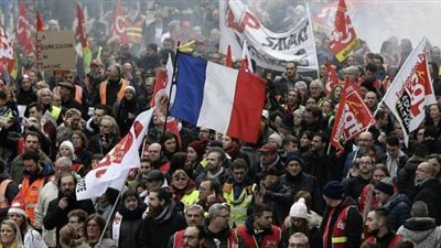 تظاهرات وإضرابات في باريس تزامنا مع مناقشة قانون إصلاح نظام التقاعد