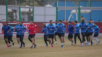 تدريبات استشفائية للاعبي الأهلي بفندق الإقامة في الإمارات