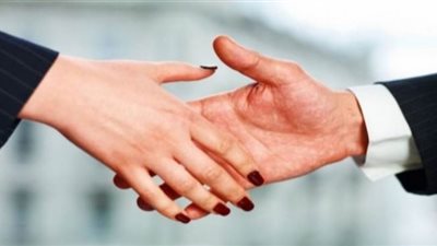 حكم الشرع فى المصافحة والنظر إلى وجه المرأة