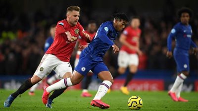 مانشستر يونايتد يتخطى تشيلسي بثنائية نظيفة في عقر داره