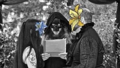 ارتديا ملابس مرعبة.. عروسان يحتفلان بزفافهما داخل مقبرة | صور