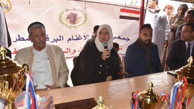 نائب محافظ مطروح تزور منزل سيدة في منطقة نائية لتشجيع عمالتها في مشروعات إنتاج الألبان