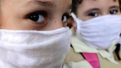 طبيب يحذر من تبادل الكمامات الطبية بين أطفال المدارس