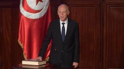 شباب يهددون بشنق أنفسهم على باب البرلمان التونسي| فيديو