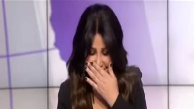 مذيعة تدخل فى وصلة ضحك هيستري أثناء تقديم نشرة سياسية| فيديو
