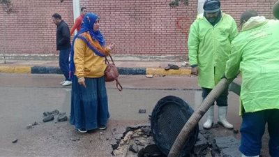 سكرتير عام الإسكندرية يتابع أعمال تصريف مياه الأمطار بالمنتزه ثاني