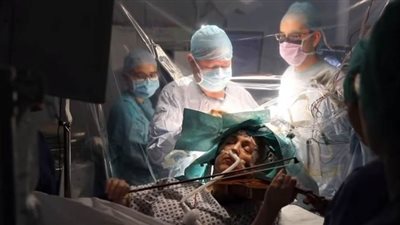 مريضة تعزف على الكمان أثناء إجراء جراحة خطيرة في دماغها | فيديو