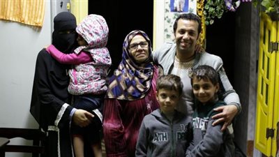 جحيم في الغربة ورُعب في الوطن  .. وائل يلتقي والدته لأول مرة بعد النجاة من «كورونا»