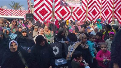 مدير أمن الشرقية يوزع هدايا على المواطنين في قافلة طبية بفاقوس| صور